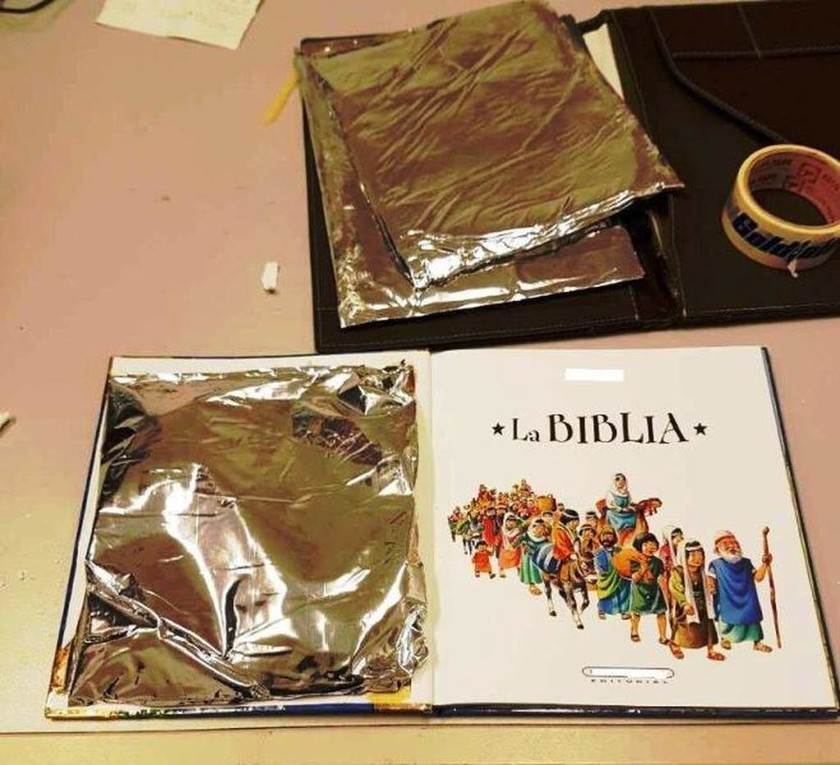 Λιθουανός έκρυψε 2,5 κιλά κοκαΐνης σε σελίδες βιβλίου (pics)