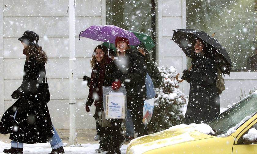 Χιονιάς «χτυπά» την Αττική: Το έστρωσε στην Πάρνηθα