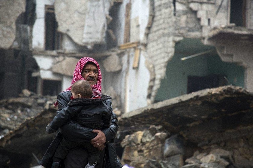 Συρία: Σκηνές «αποκάλυψης» στο Χαλέπι – Τρομοκρατημένοι χιλιάδες άμαχοι φοβούνται να αποχωρήσουν 
