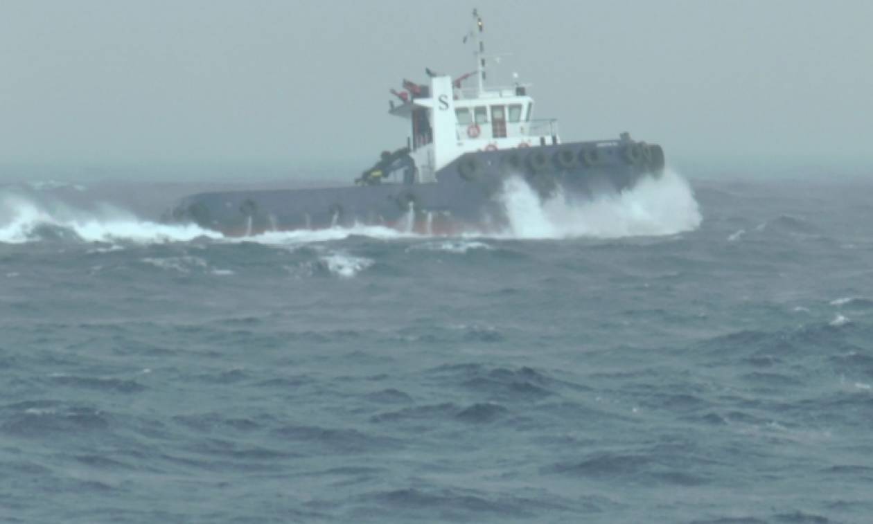 Εντυπωσιακό: Σκάφος «παλεύει» με τα κύματα στο Κρητικό πέλαγος (vid)