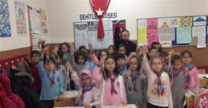 Σάλος στην Τουρκία: Μαθητές φωτογραφίζονται κρατώντας κρεμάλες! (pic)