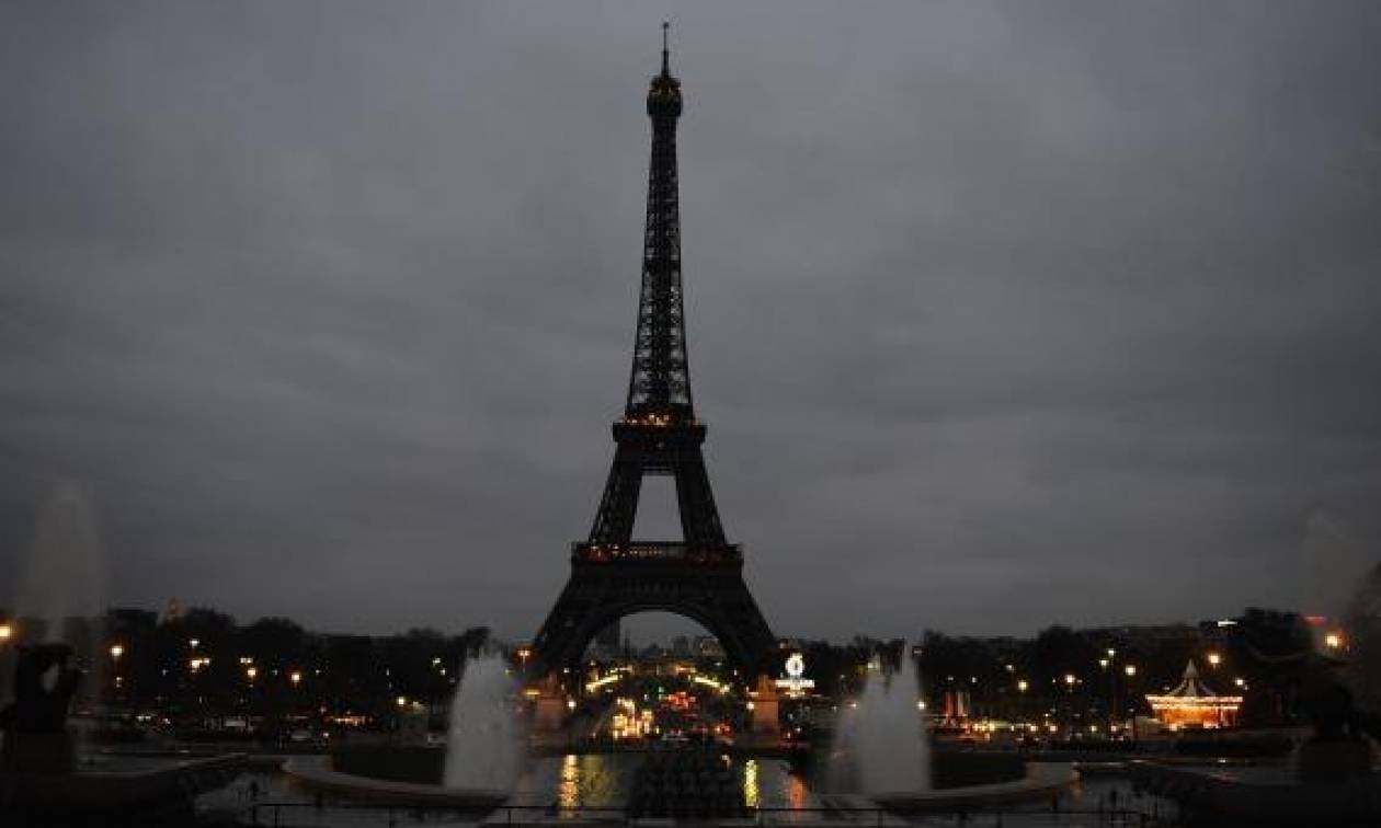 Γαλλία: Γιατί σβήνει τα φώτα του ο Πύργος του Άιφελ;