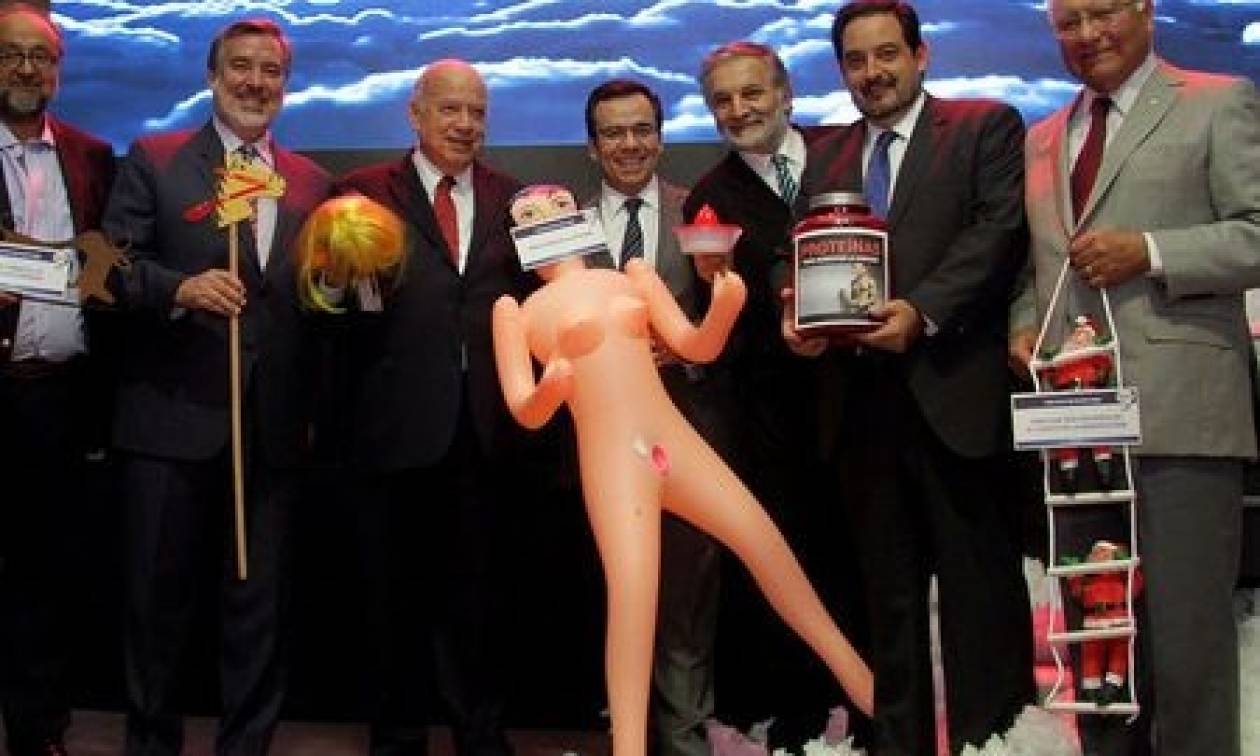 Χιλή: Σάλος με τη φουσκωτή κούκλα που χάρισαν στον υπουργό Οικονομικών