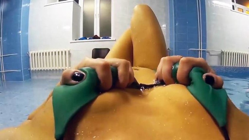 Ακατάλληλο βίντεο: Σάλος με τα σεξουαλικά όργια σε πισίνα σχολείου!