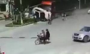 Σοκαριστική καραμπόλα: Φορτηγό σκόρπισε τον θάνατο στην Κίνα (video)