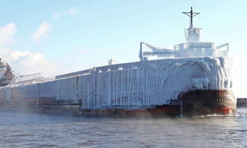 Πλοίο «παγόβουνο» μπαίνει σε λιμάνι στις ΗΠΑ! (video)