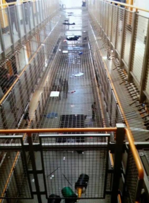 Σκηνές χάους: Στα χέρια των τροφίμων οι φυλακές του Μπέρμιγχαμ (pics)