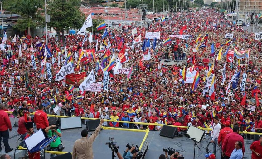 Βενεζουέλα: Υποχωρεί ο Μαδούρο αντιμέτωπος με κύμα διαδηλώσεων και λεηλασιών