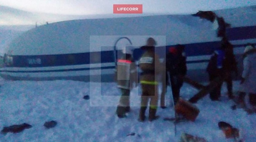 Συντριβή αεροπλάνου με 39 επιβαίνοντες στη Ρωσία - Κόπηκε στα τρία (video+photos)