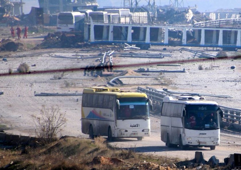Συρία: Το κομβόι της μεγάλης φυγής - 12.000 άμαχοι απέδρασαν από την «κόλαση» στο Χαλέπι (Pics)