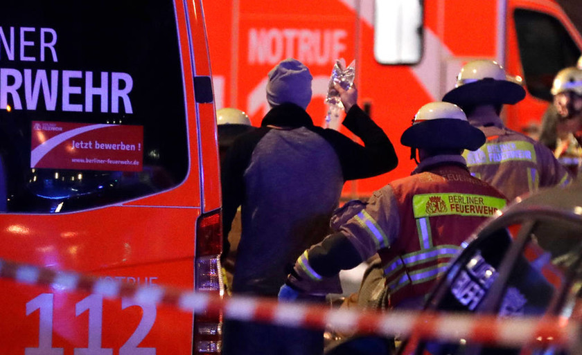 Βερολίνο: Φορτηγό σκόρπισε τον τρόμο σε Χριστουγεννιάτικη αγορά του Βερολίνου