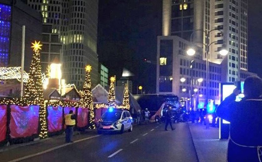 Βερολίνο: Φορτηγό σκόρπισε τον τρόμο σε Χριστουγεννιάτικη αγορά του Βερολίνου