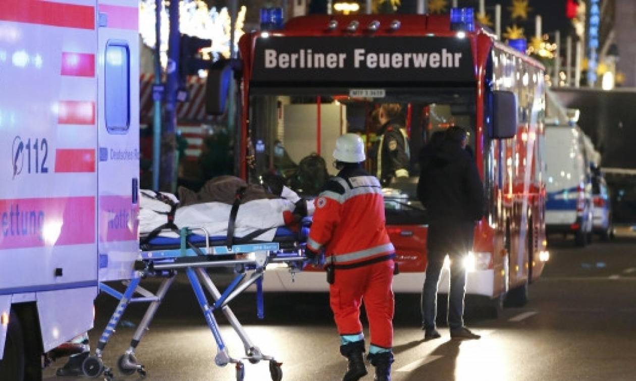 Τρομοκρατική επίθεση Βερολίνο: Βίντεο ΦΡΙΚΗΣ! Πτώματα και τραυματίες κείτονται στο δρόμο