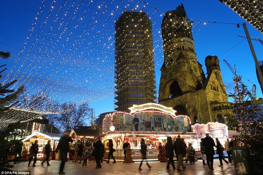 Τρομοκρατική επίθεση Βερολίνο: Φορτηγό σκόρπισε το θάνατο σε χριστουγεννιάτικη αγορά  (2)