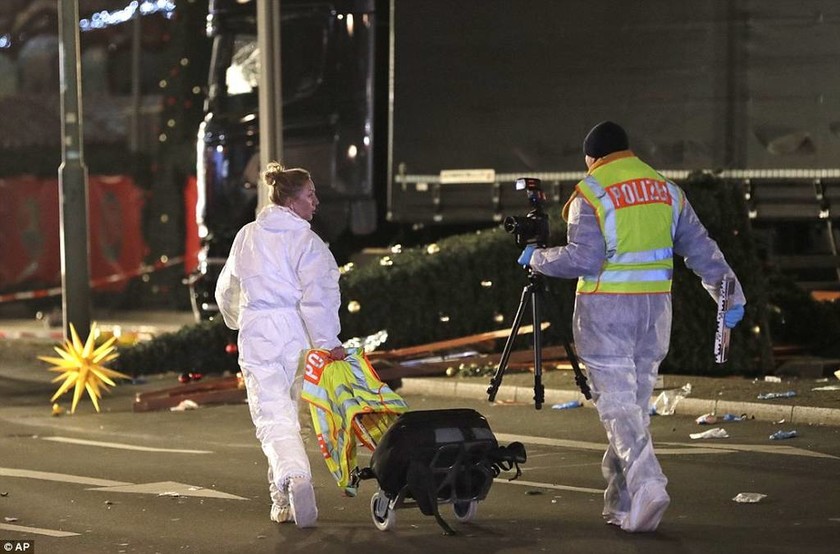 Τρομοκρατική επίθεση Βερολίνο: Φορτηγό σκόρπισε το θάνατο σε χριστουγεννιάτικη αγορά  (2)
