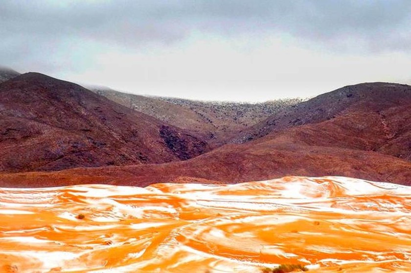 Εντυπωσιακές εικόνες: Χιόνισε στην έρημο Σαχάρα για πρώτη φορά μετά από 37 χρόνια!