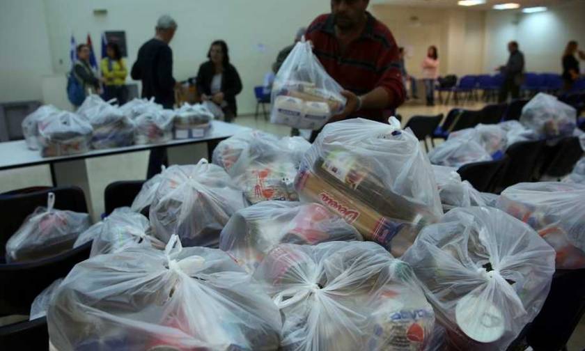 Λάρισα: Δέματα με τρόφιμα σε 500 οικογένειες από το κοινωνικό παντοπωλείο του δήμου