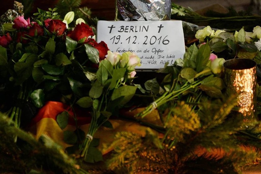 Βερολίνο επίθεση: Μάχη με το χρόνο για τη σύλληψη του δράστη πριν χτυπήσει ξανά 