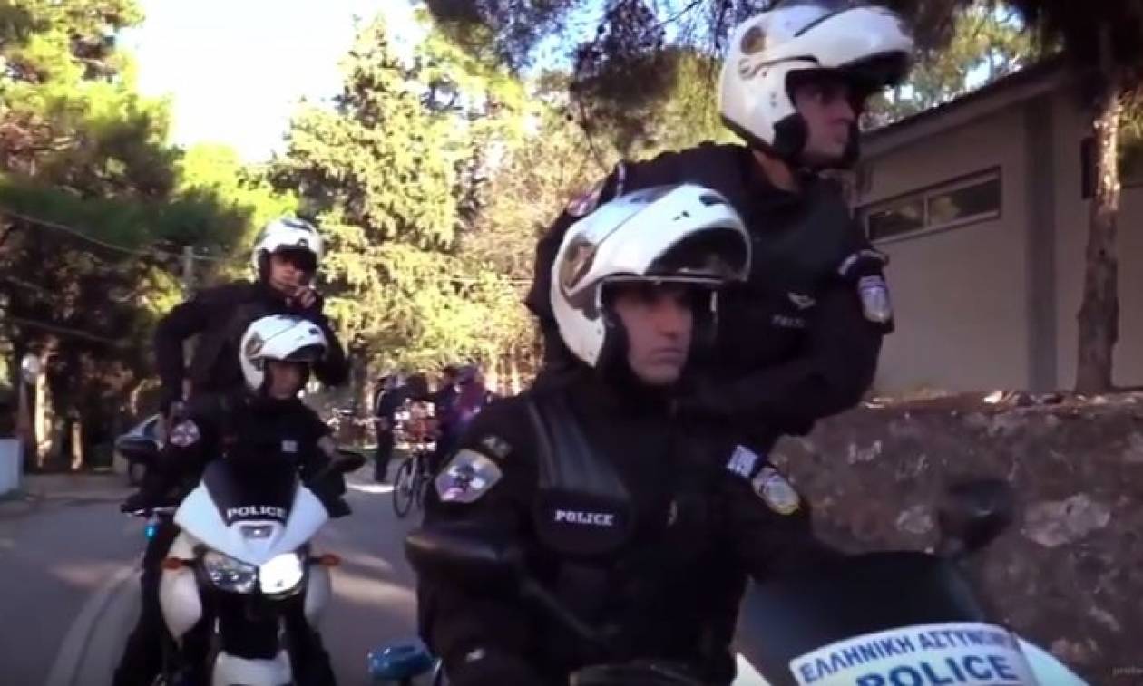 Απίθανο βίντεο: Η Ελληνική Αστυνομία εύχεται καλές γιορτές με… «Mannequin Challenge»!