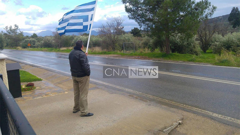 Λασίθι: Με την ελληνική σημαία ανάποδα περιμένουν τον Τσίπρα στην Κρίτσα