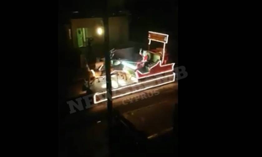 Μόνο στην Κύπρο! Άγιος Βασίλης περιπλανιέται με τρακτέρ στις γειτονιές της Λεμεσού (video)