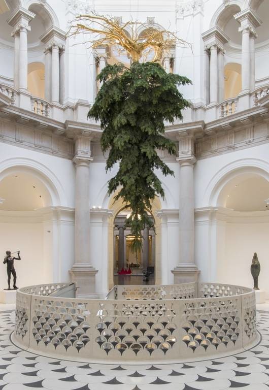 Χριστούγεννα 2016: Μα γιατί είναι ανάποδα το χριστουγεννιάτικο δέντρο στο μουσείο Tate; (pics)