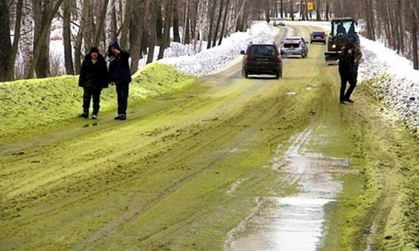 Απίστευτο: Οι δρόμοι καλύφθηκαν με πράσινο χιόνι στη Ρωσία - Τι συνέβη; (photos)