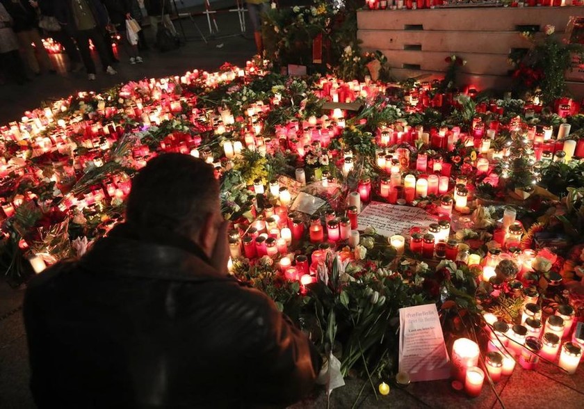 Επίθεση Βερολίνο: Πυρετώδεις έρευνες για τον εντοπισμό του αδίστακτου τζιχαντιστή πριν χτυπήσει ξανά