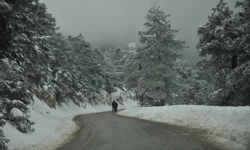 Χιονιάς σαρώνει τη χώρα - Στα «λευκά» και η Αττική - Εγκλωβισμένοι οδηγοί στην Κρήτη