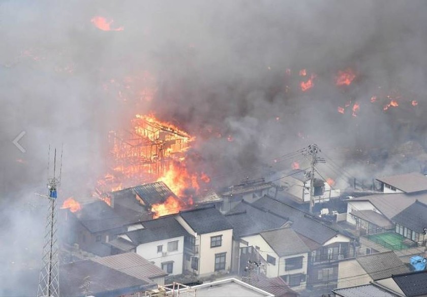 Τεράστια πυρκαγιά μαίνεται ανεξέλεγκτη – Καίγονται 140 κτήρια (Vids)