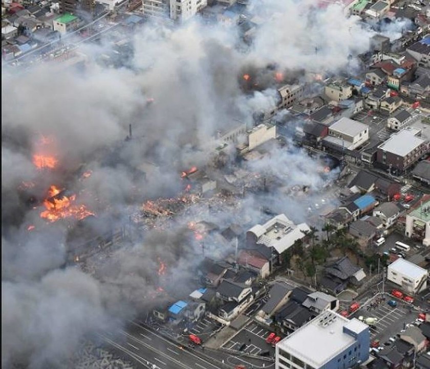 Τεράστια πυρκαγιά μαίνεται ανεξέλεγκτη – Καίγονται 140 κτήρια (Vids)