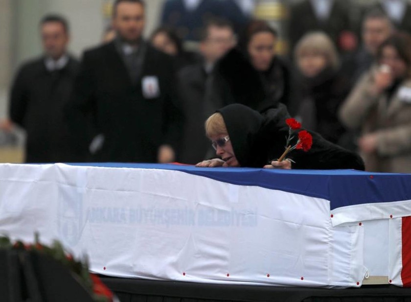 Θρήνος στην κηδεία του Ρώσου πρέσβη - Ράκος ο Πούτιν (photos+video)