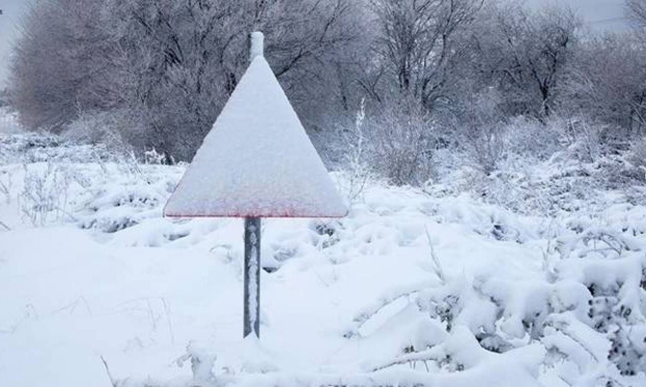 ΤΩΡΑ: Χιονίζει στην Αττική – Έκλεισε ο δρόμος από Πεντέλη για Ν. Μάκρη