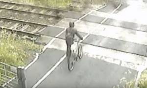 Τρομακτικό βίντεο: Ποδηλάτης γλίτωσε «παρά τρίχα» πριν τον συνθλίψει τρένο
