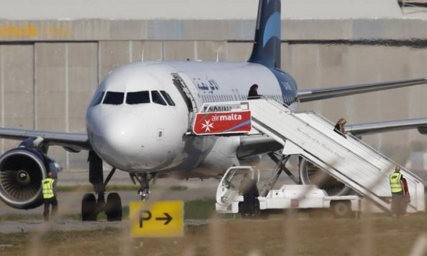 Αεροπειρατεία Μάλτα: Τέλος στο θρίλερ – Παραδόθηκαν οι αεροπειρατές