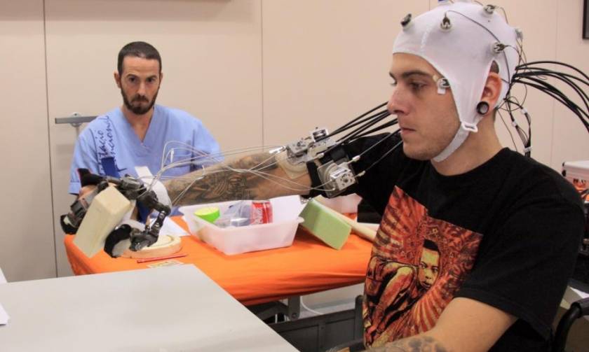 Ρομποτικός εξωσκελετός χειρός επέτρεψε σε τετραπληγικούς να πιάσουν αντικείμενα