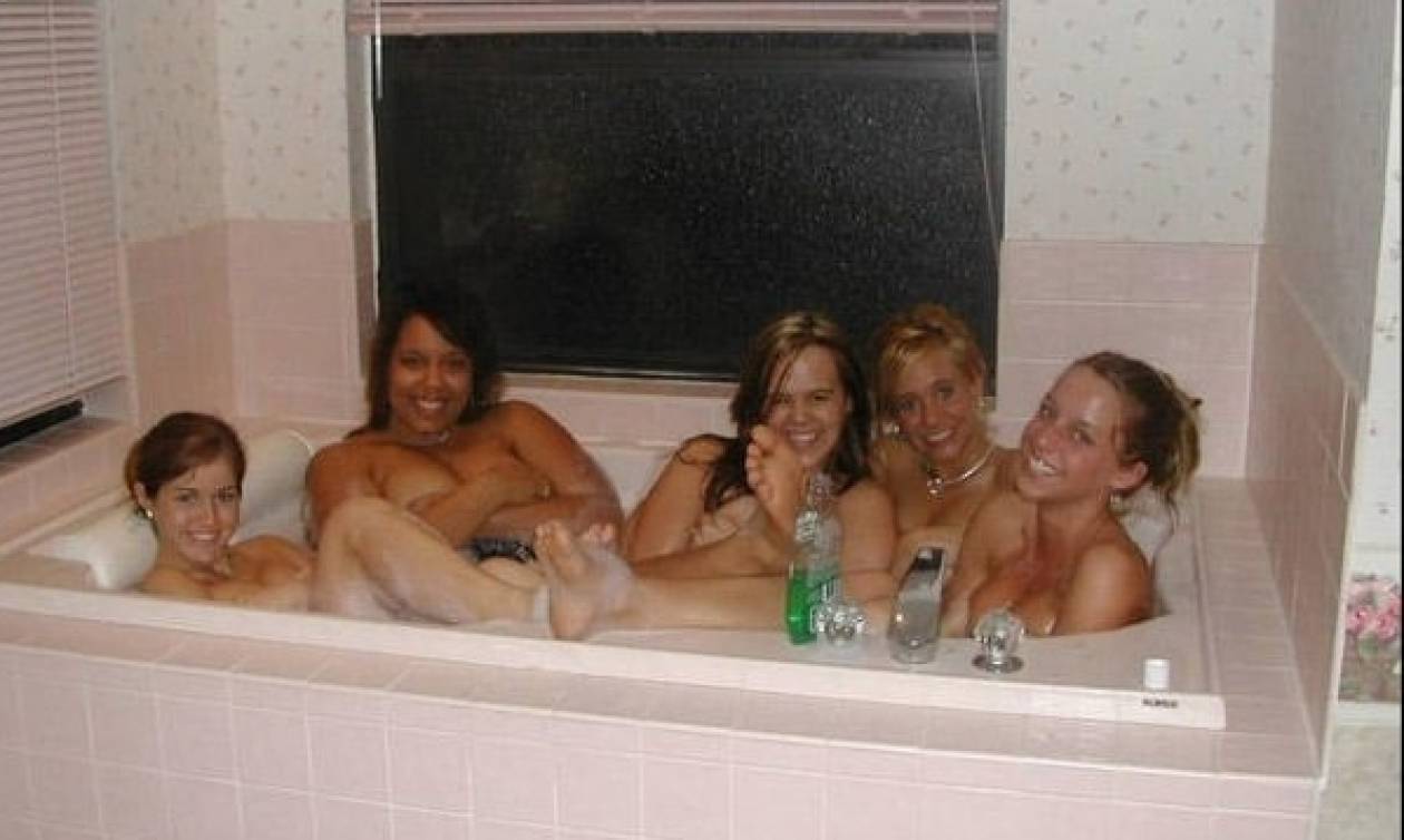Φωτογραφία ολόγυμνων γυναικών στην μπανιέρα έγινε viral για το λάθος λόγο - Τι τρομακτικό κρύβει;