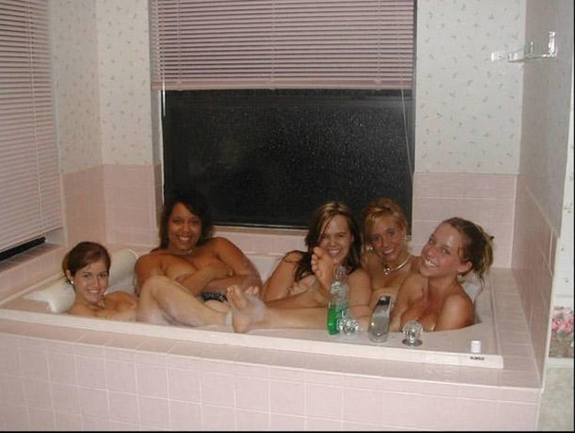 Φωτογραφία ολόγυμνων γυναικών στην μπανιέρα έγινε viral για το λάθος λόγο - Τι τρομακτικό κρύβει;