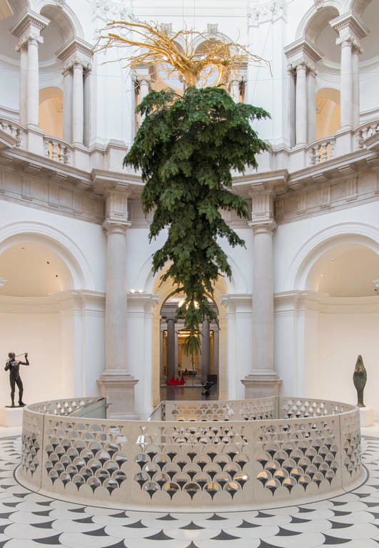 Τι συνέβη και είναι ανάποδα το χριστουγεννιάτικο δέντρο στη διάσημη Tate Gallery; (Pics)