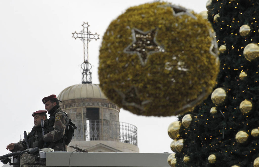 Πιστοί απ' όλον τον κόσμο συρρέουν στη Βηθλεέμ για τα Χριστούγεννα (pics)