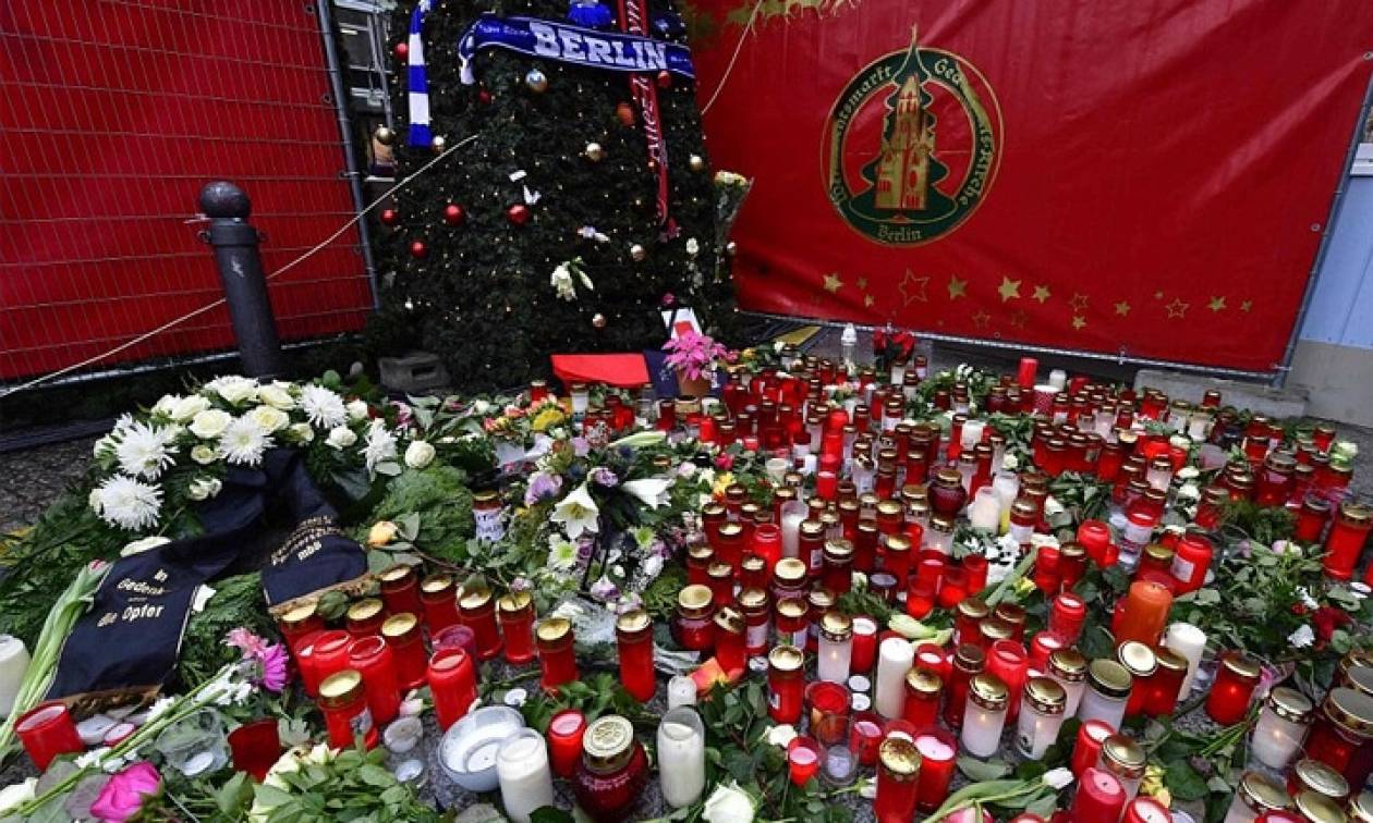 Πένθιμα Χριστούγεννα στο Βερολίνο: Κεριά, λουλούδια και μηνύματα αγάπης για τα θύματα (pics)
