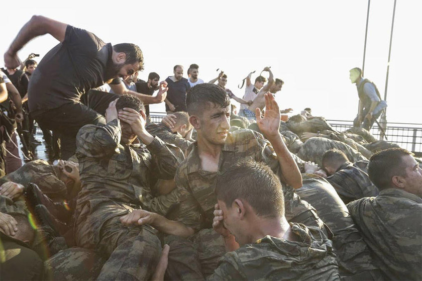 Τουρκία - Στρατιώτες παραδίδονται μετά το αποτυχημένο πραξικόπημα της 15ης Ιουλίου 
