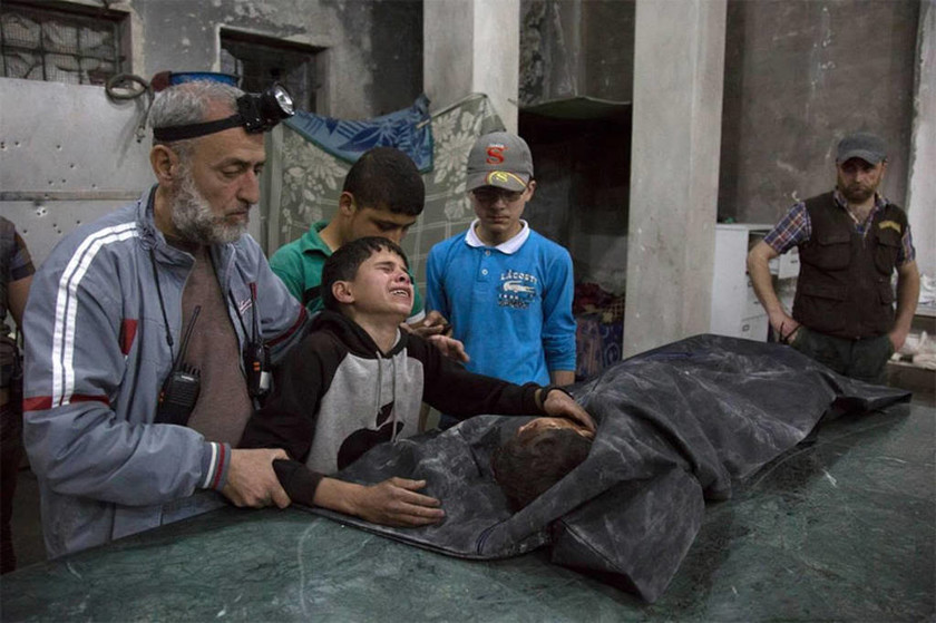 Χαλέπι Συρίας - Το παιδί κλαίει για το μέλος της οικογένειάς του που σκοτώθηκε στους βομβαρδισμούς