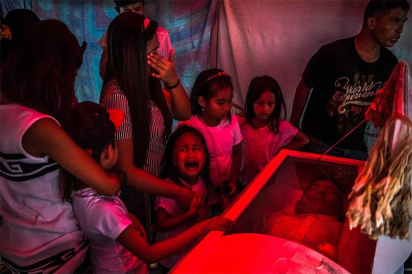 Φιλιππίνες- Ένα κοριτσάκι θρηνεί τον πατέρα του που εκτελέστηκε στο πλαίσιο επιχείρησης - σκούπα κατά των ναρκωτικών 