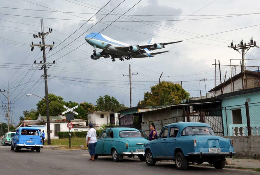 Το προεδρικό αεροσκάφος που μεταφέρει τον Ομπάμα, πλησιάζει στο αεροδρόμιο της Κούβας 