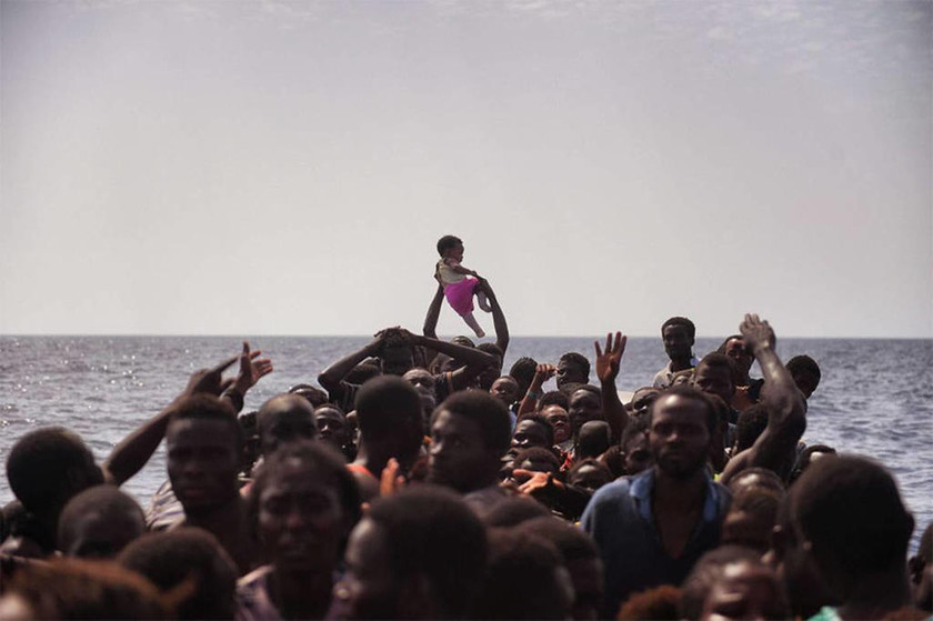 Φωτογραφία του Άρη Μεσσίνη- Πρόσφυγες ανοιχτά της Λιβύης περιμένουν διάσωση 