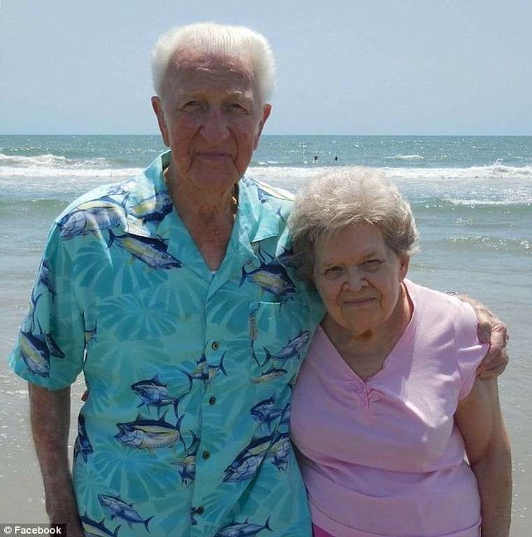 Συγκίνηση: Έζησαν 64 χρόνια μαζί και «έφυγαν» κρατώντας ο ένας το χέρι του άλλου (pics)