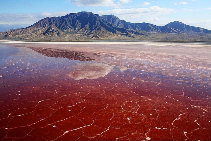 Απίστευτες εικόνες: Αυτή είναι η πιο επικίνδυνη λίμνη στον κόσμο! (pics+vid)