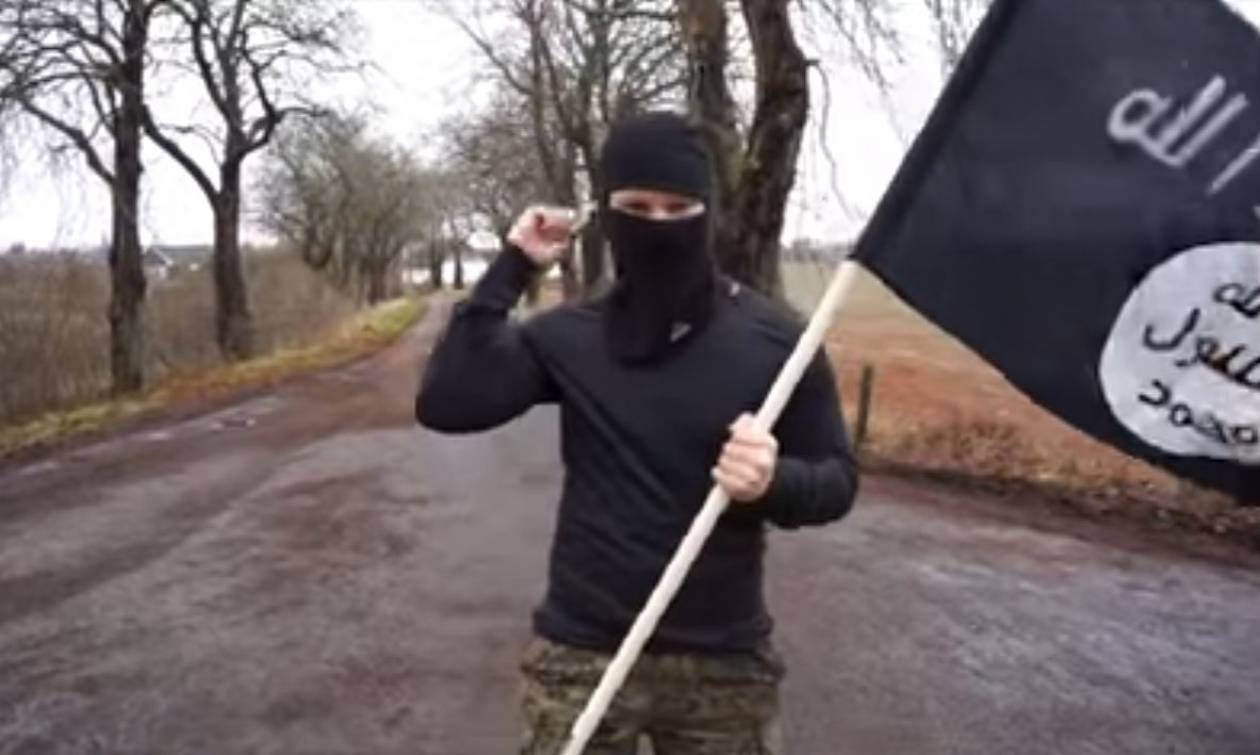 Τρόμος: Μασκοφόρος περνάει τα σύνορα Αυστρίας - Γερμανίας κρατώντας σημαία του ISIS (vid)