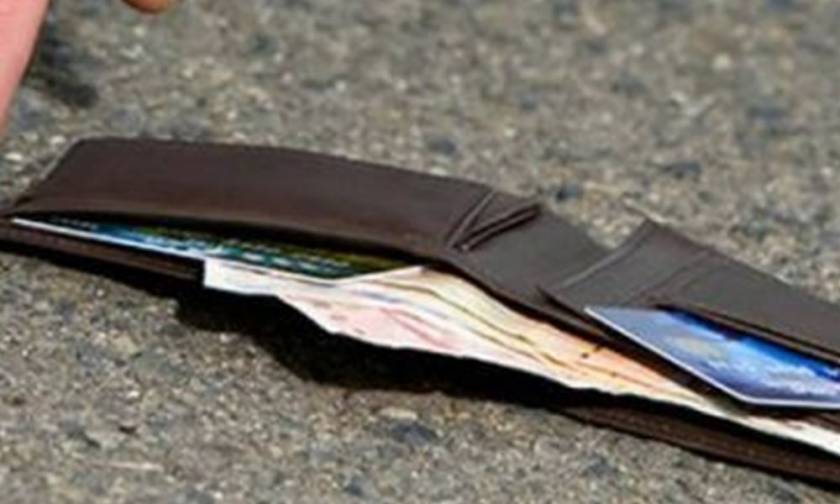 Κατερίνη: Δάσκαλος βρήκε γεμάτο πορτοφόλι και το παρέδωσε